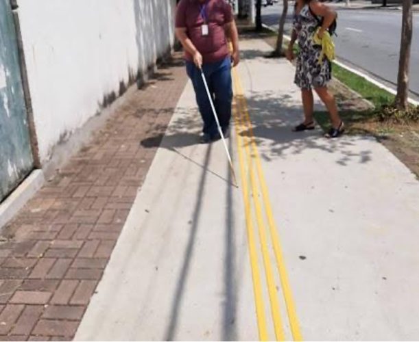 Se houver uma tampa no piso, mantenha o alinhamento sempre que possível. A pessoa deve conseguir seguir em frente sem perder a referência.